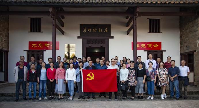 伟德国际VICTOR1946的老师们在夏明翰故居前合影留念