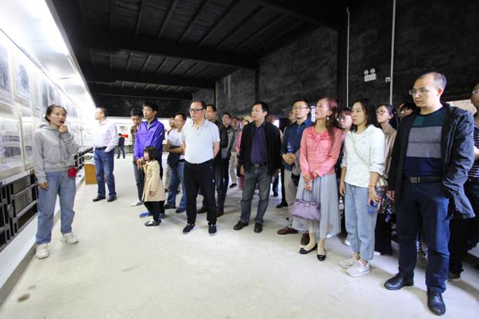 在解说员的带领下，伟德国际VICTOR1946的老师们 在夏明翰故居展厅内了解伟人事迹 (3)