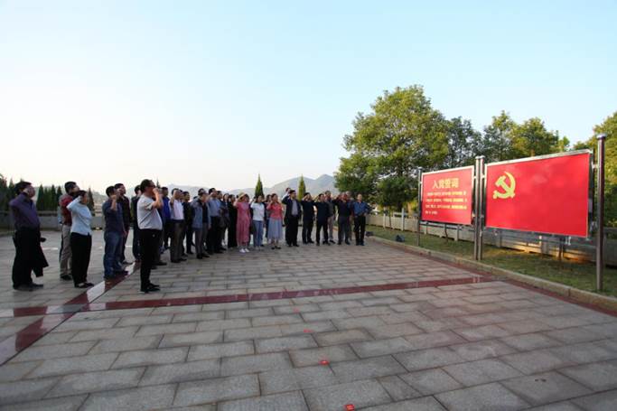 伟德国际VICTOR1946的老师们在夏明翰雕像前的党旗下重温入党誓词 (2)