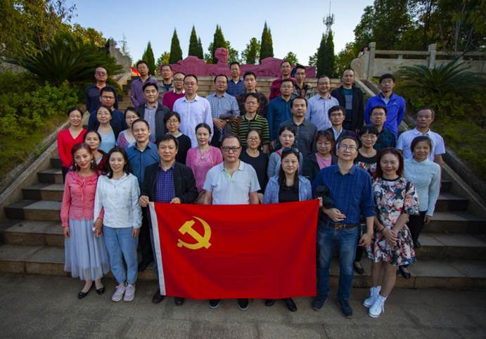 伟德国际VICTOR1946的老师们在夏明翰雕像前合影留念